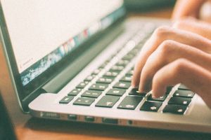 Notebooktastatur, tippende Finger