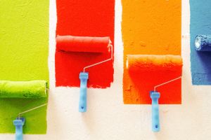 bunte Farbrollen auf Wand