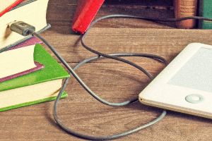 Tablet mit USB Verbindung zu Buch