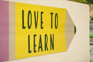 Großes Bild eines Bleistifts mit der Aufschrift "Love to Learn"