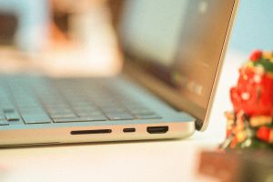 Notebook von der Seite mit USB-C und HDMI Buchse