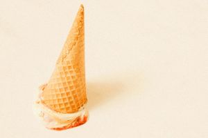 Eisstanizel mit Eis auf dem Boden