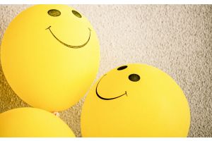 Gelbe Luftballons mit Smiley-Gesicht