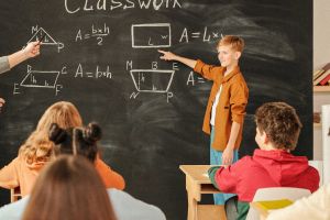 Schüler steht vor einer Tafel