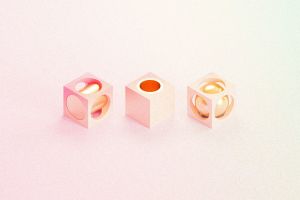 Drei Würfel mit inkludierten geometrischen Formen