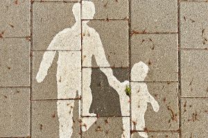 Geheweg mit Abbildung von Elternteil mit kleinem Kind an der Hand